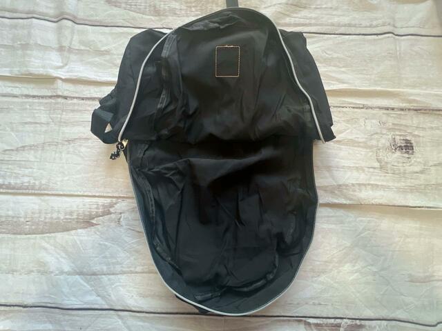 内側はポケットがないシンプルな作り