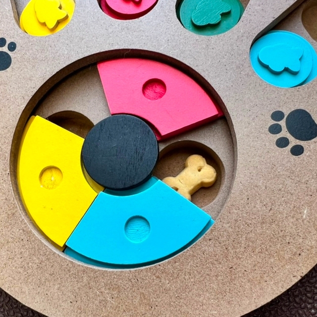 【ニトリ おやつを入れて遊べる知育トイ(足跡 モク)】スライドの組み合わせで難易度が変えられます