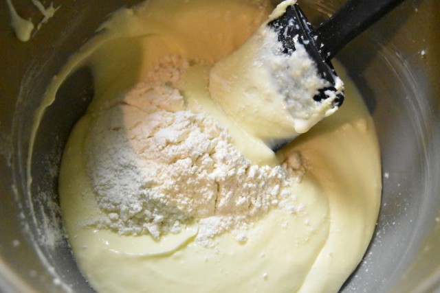 少しずつ粉を入れて混ぜる