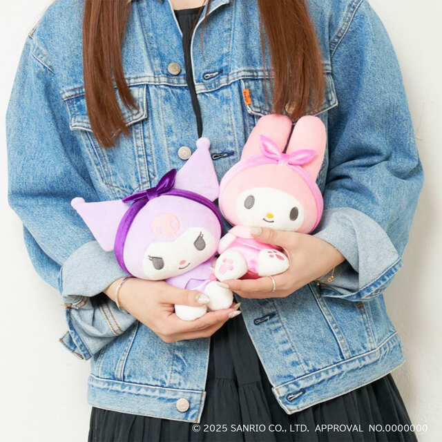 【BIRTHDAY BAR×サンリオキャラクターズ】トレンドのペールトーンカラーをベースに、サテン生地とベロア生地できらめきをプラスした大人かわいいデザイン