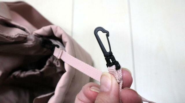 【ワークマン 高撥水マザーズキルティングマルチアウトポケットトート】サイドポケットにはフックコードも付いています