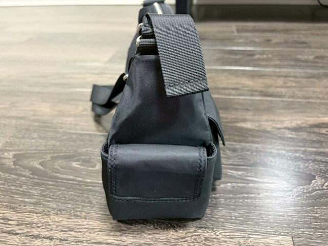 【GU アウトポケットショルダーバッグ+E】サイズは約縦15×横26×マチ10cm。重さは約310gでとっても軽い！