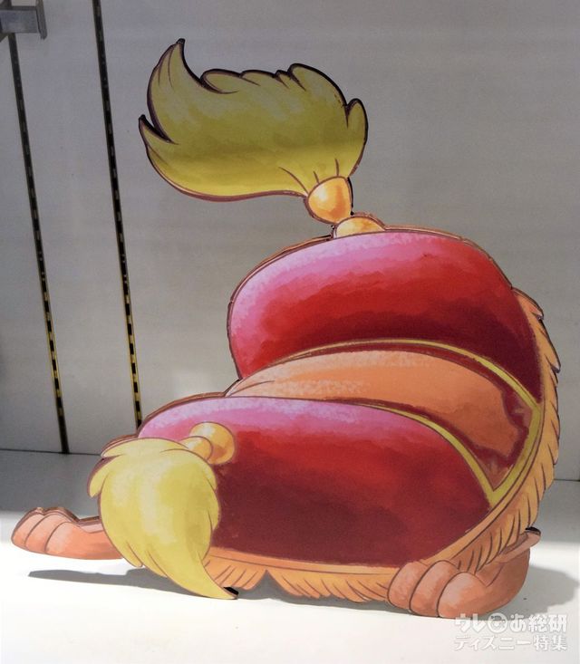 フットスツールはドールの棚の一番下の棚で楽しそう