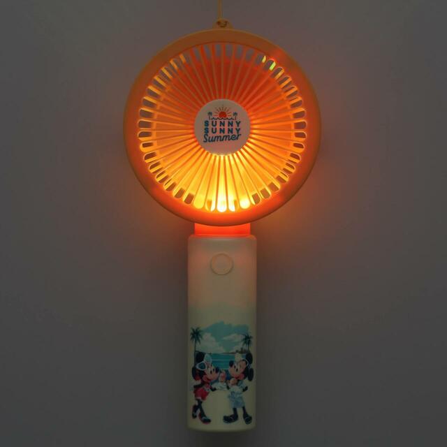 ファン 2,600円|東京ディズニーリゾート「SUNNY SUNNY Summer」グッズ|販売店舗:東京ディズニーランド「グランドエンポーリアム」、東京ディズニーシー「タワー・オブ・テラー・メモラビリア」|発売日:2025年6月5日(木)