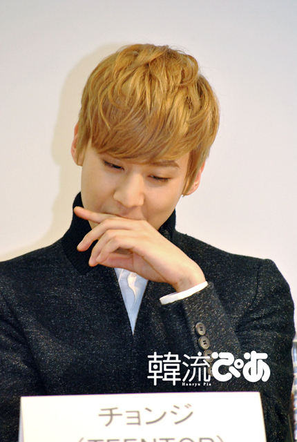 手を噛んでいる(?)チョンジ(TEENTOP) / 『ON AIR~夜間飛行~』記者会見