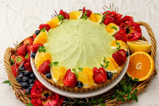 【キル フェ ボン「柑橘とイチゴの抹茶クリームドームのタルト 〜柚子風味〜」】東京ドームシティ店限定！新緑を思わせる抹茶のグリーンと柑橘のビタミンカラーがかわいいタルト