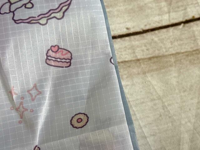 素材は、厚手のポリエステル。軽くて丈夫なリップストップ生地を使用