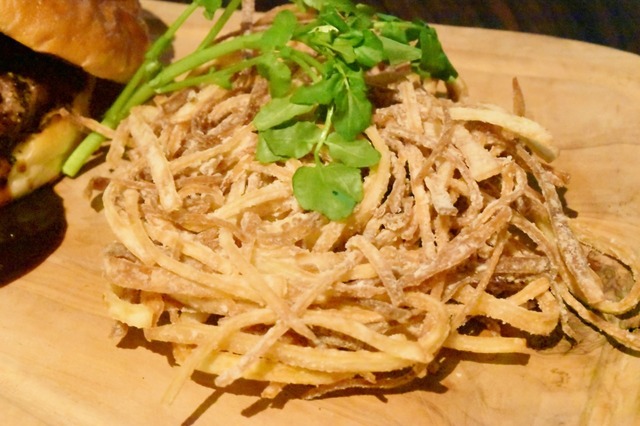 ジャガイモを千切りしたものにコーンスターチを付けて揚げたかき揚げ