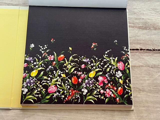 10柄目。ブラックベースでシックながらも、鮮やかな花柄が映える素敵な柄…！まるで夜に咲き誇るお花のようです