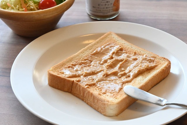 【久世福商店】「パンに塗る ピーナッツ」。なめらかに塗れます