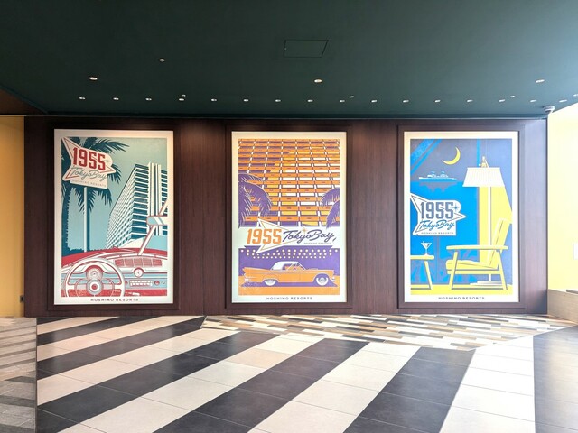 【星野リゾート 1955 東京ベイ】フロント前のウォールアートも、「OLDIES GOODEIS」の世界観を表現している
