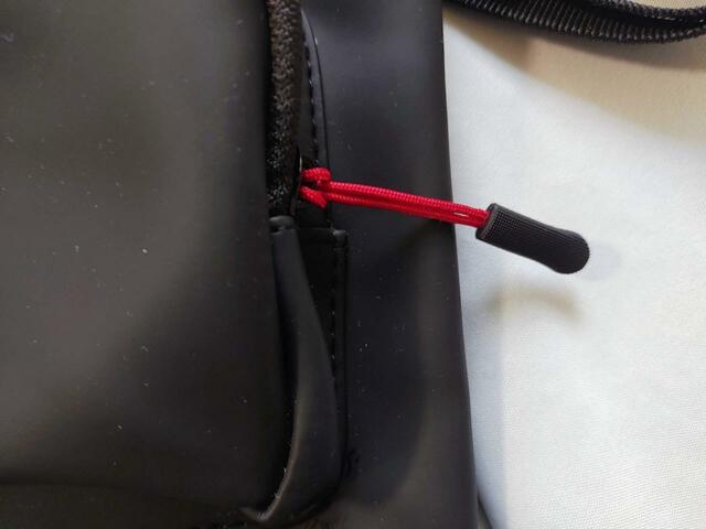 ファスナー部分は「赤×黒」で、かっこいいデザイン