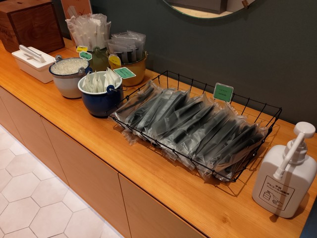 【OMO5東京大塚 by 星野リゾート】エレベーター前のロビーに置いてあるアメニティ