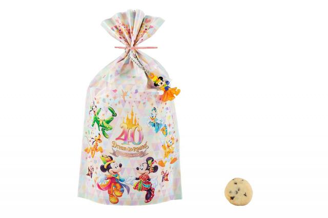 チョコチップクッキー 900円|内容量:10個|東京ディズニーリゾート40周年“ドリームゴーラウンド”スペシャルグッズ|発売日:2023年4月10日(月)|販売店舗:東京ディズニーランド「グランドエンポーリアム」、東京ディズニーシー「ヴァレンティナーズ・スウィート」