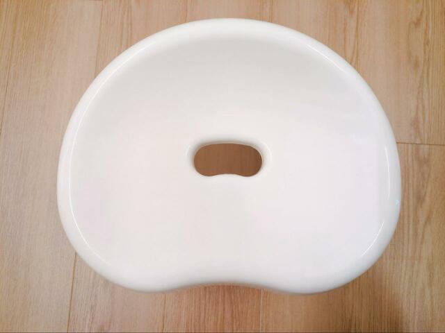 【ニトリ 裏面も洗いやすい 抗菌風呂いす ブロウ 高さ25cm】座面の背中側にかけての滑らかなカーブが自然にフィットして座りやすい