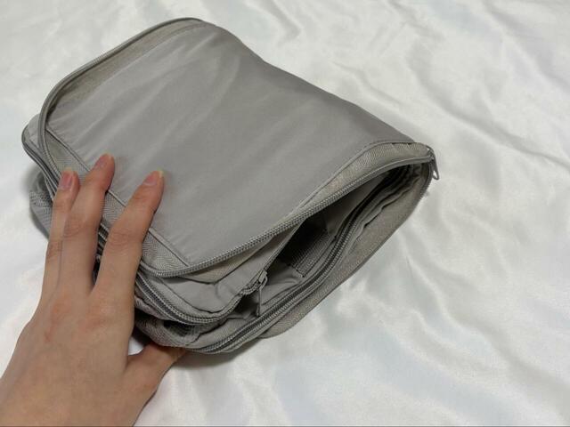 【3COINS 《3WAY》キャリーオン折りたたみバッグ】半分に折りたたんでファスナーを閉めれば完成！