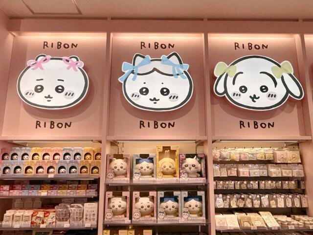 【ちいかわらんど 原宿店】見どころポイント4：店内は上から下までかわいい装飾が施されています。リボンをつけたちいかわたちは、比較的入り口に近い壁に登場しています