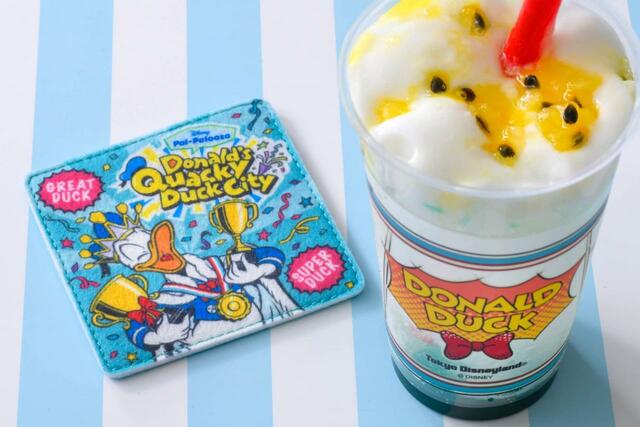 スパークリングゼリードリンク(トロピカルフルーツ&オレンジ)、スーベニアコースター付き 1,000円｜提供店舗：東京ディズニーランド「プラザパビリオン・レストラン」｜スペシャルイベント「ディズニー・パルパル―ザ」第2弾「ドナルドのクワッキー・ダックシティ」スペシャルメニュー