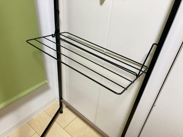 【アイリスオーヤマ 折りたたみ物干し３連タイプ】軽い物置に使える網もついています。あまり重いものは載せられません