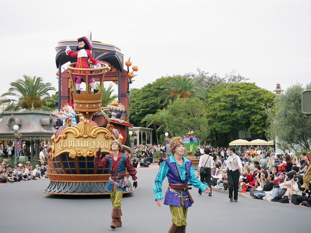 東京ディズニーランド「ザ・ヴィランズ・ハロウィーン“Into the Frenzy”」の模様:東京ディズニーリゾートのハロウィーン Ⓒ Disney