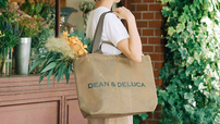 【DEAN＆DELUCA メッシュトートバッグ ゴールド】肩に掛けられるロングハンドルと、サッと持てるショートハンドルの2way仕様が便利！