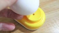 【ダイソー たまご穴あけ器】卵の丸いほうを乗せて…プッチン