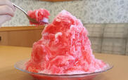 かき氷みるく いちご （小サイズ）299円（税込328円）／（大サイズ）369円（税込405円）※画像は大サイズ
