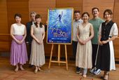 『アナと雪の女王』稽古場取材会より　前列左から　アナ役候補の三平果歩　町島智子、エルサ役候補の岡本瑞恵　三井莉穂／後列左から　振付アソシエートのチャーリー・ウィリアムズ、演出アソシエートのエイドリアン・サープル、劇団四季代表取締役社長の吉田智誉樹