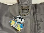 【しまむら×スヌーピー】「レディース バッグ（PEANUTS）」JOE COOLスヌーピーのアクリルキーホルダーが付いています。レモンジュースを楽しむ爽やかなスヌーピーのアートがキュート！