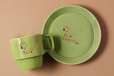 PEANUTS Cafe SMT マグカップ グリーン、PEANUTS Cafe SMT プレートS グリーン 1,980円(税込)