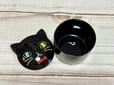 【カルディ くろねこ蓋つきポット】サイズは約直径9×高さ9.5cm(突出部含まず)。キャンディ9個もセットになっています