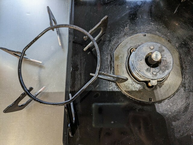 【こげとりぱっとビカ 万能タイプ】五徳を外し、ジェルをそれぞれに塗ります