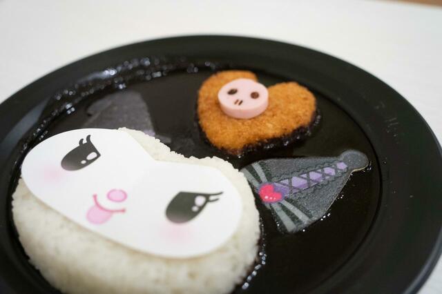 魔法のことば「Makkuromi！」コロッケカレー 1,500円｜メニュー｜サンリオピューロランド ハロウィーンスペシャルイベント「PUROHALLOWEEN」