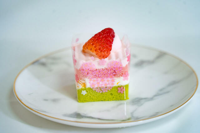 お花見ショート：黄桃入りホイップクリームのショートケーキ｜銀座コージーコーナー＜ミッキー＆フレンズ＞お花見パーティー（8個入）3,132円