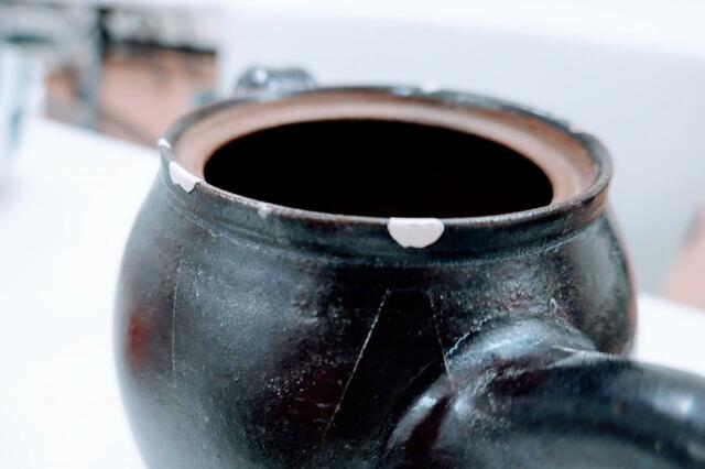 こちらは銀を使用。ベースとなっている濃い色とのコントラストが目を引く