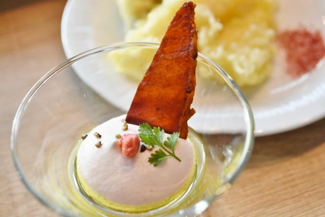 パリッと焼かれた生ハムはもはやせんべい