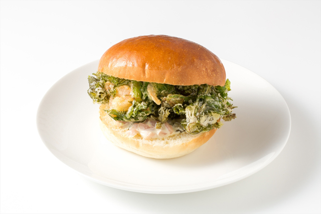 “マヨ1”グランプリ決勝進出した日野菜のサラダソースで食べる 愛彩菜のかき揚げバーガー(滋賀県代表)