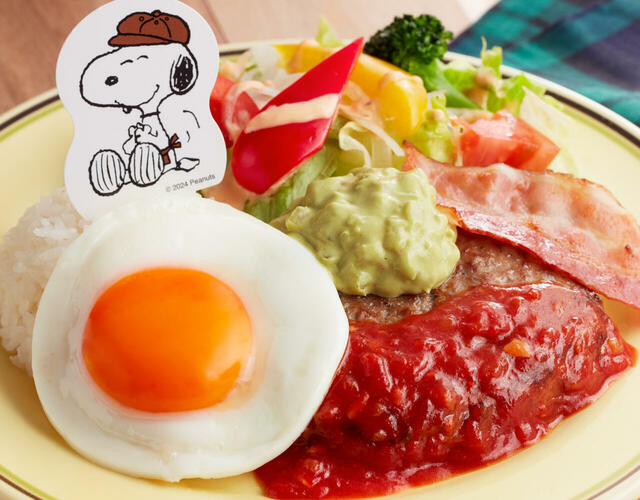 「スヌーピーのSurf’s Upロコモコプレート」＜価格：899円（税込：988円）＞【【ジョイフル×ピーナッツ】コラボメニュー第2弾！“パンケーキタワー”も“ドライカレー”も可愛さ＆ボリューム満点！】