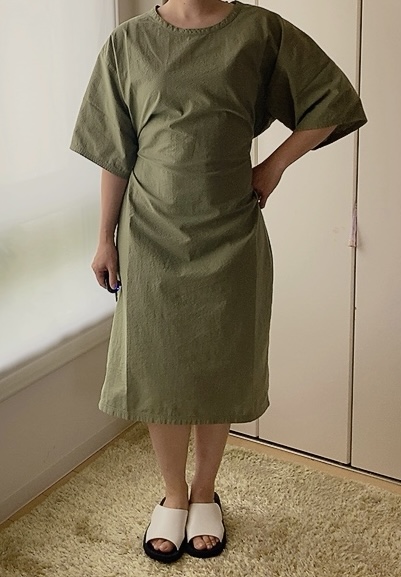 【ユニクロU 3wayシアサッカーワンピース（半袖）】骨格ストレートさん向け：縦のラインを強調することで、太って見えるのを防ぐのがおすすめ