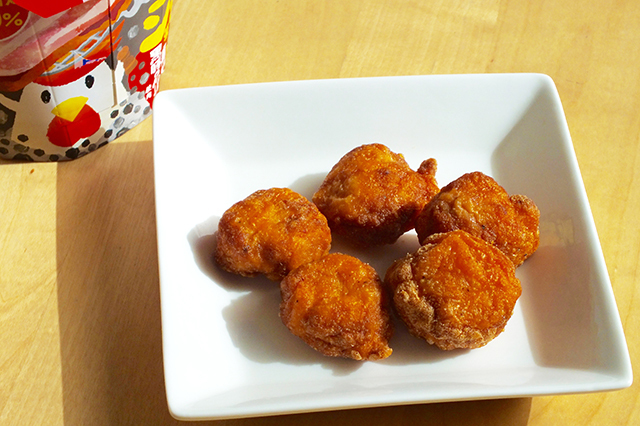 からあげクン（黒胡椒まぶしベーコン味）。226kcal。税込216円。