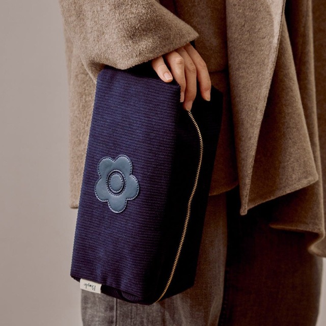 【MARY QUANT&Biople】マチを広くとった自立型デザインの大きめポーチ