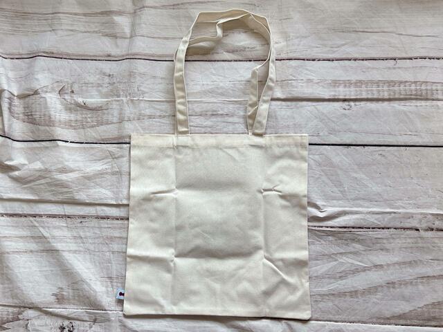 バックは装飾がないシンプルなデザイン