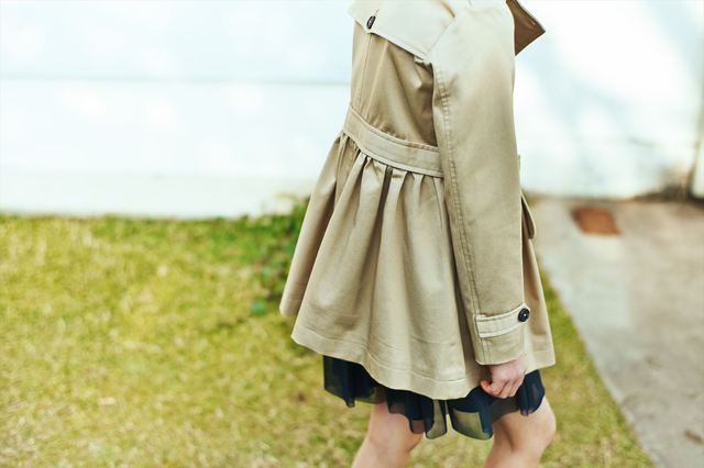 トレンチコートのドレープから絶妙なバランスでのぞくチュールスカートが背伸びしたオシャレを後押し