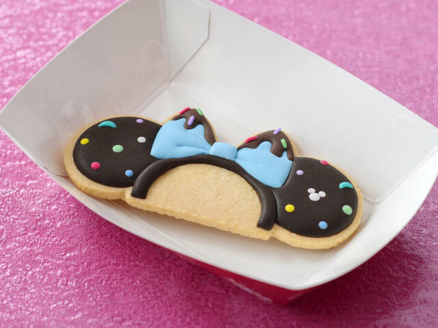 ミニーマウスのカチューシャクッキー 700円|販売店舗:東京ディズニーランド「アイスクリームコーン」「プラズマ・レイズ・ダイナー」「フードブース」ほか|ディズニー・パルパルーザ「ヴァネロペのスウィーツ・ポップ・ワールド」スペシャルメニュー