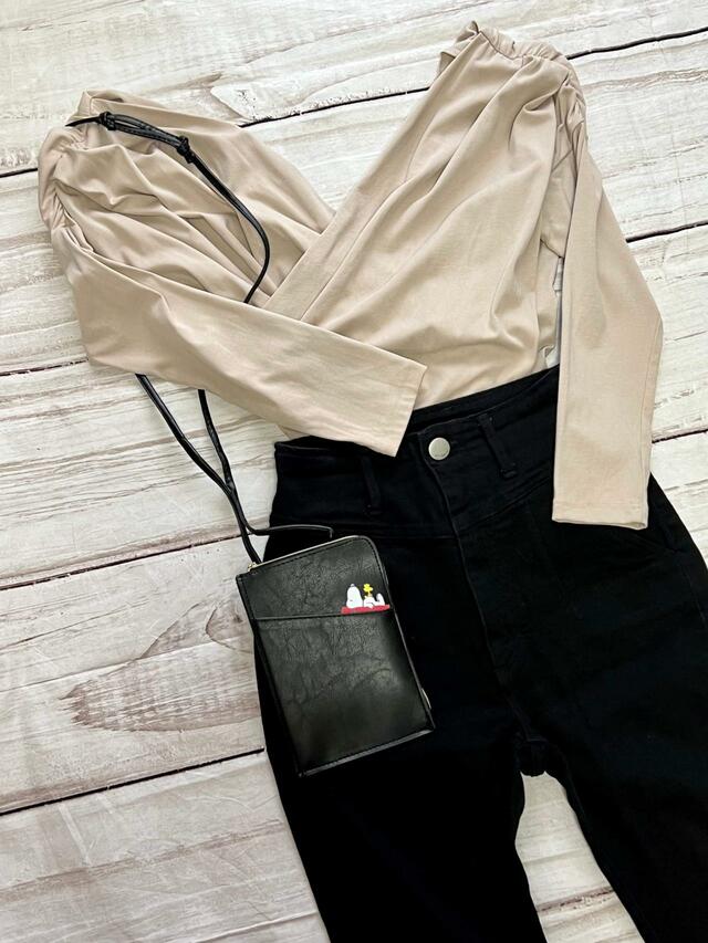 ハイウエストのスキニーパンツに合わせてもかわいい【GLOW 2023年11月号増刊】付録「SNOOPYスヌーピーカードケース付きレザー調スマホポシェット」