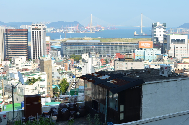 朝鮮戦争の避難民が住んだ釜山のタルトンネで見かけたオクタッパン。その向こうに釜山駅と釜山港が見える。