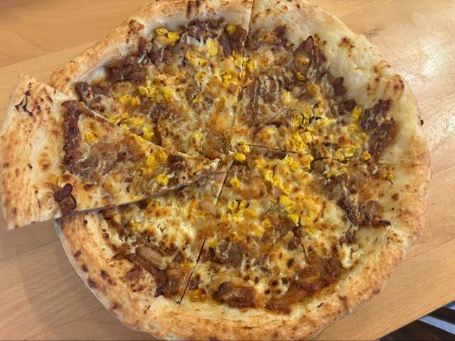 【ロピア テリヤキチキンピザ】コーンの密集度にびっくり♪照り焼きチキンの照りも美しく、見た目にも楽しい仕上がり!