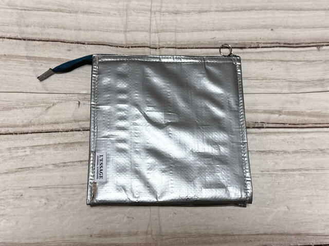 背面は装飾がないシンプルなデザイン