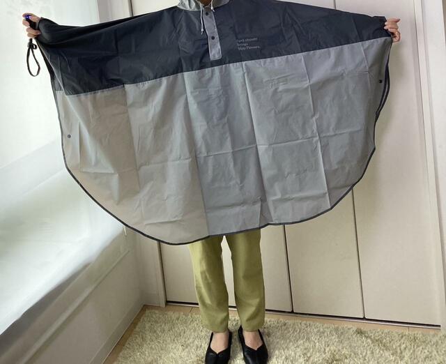 【スリーコインズ バイカラーレインポンチョ】雨を防ぎやすいポンチョタイプ