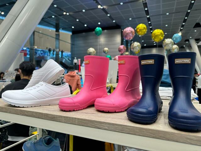 【ワークマン 子供用長靴】「MONTRRE」という正面のロゴがオシャレ感を演出